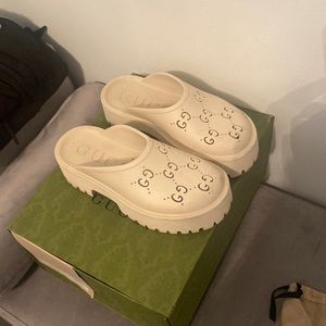 Cream Gucci rubber mules
